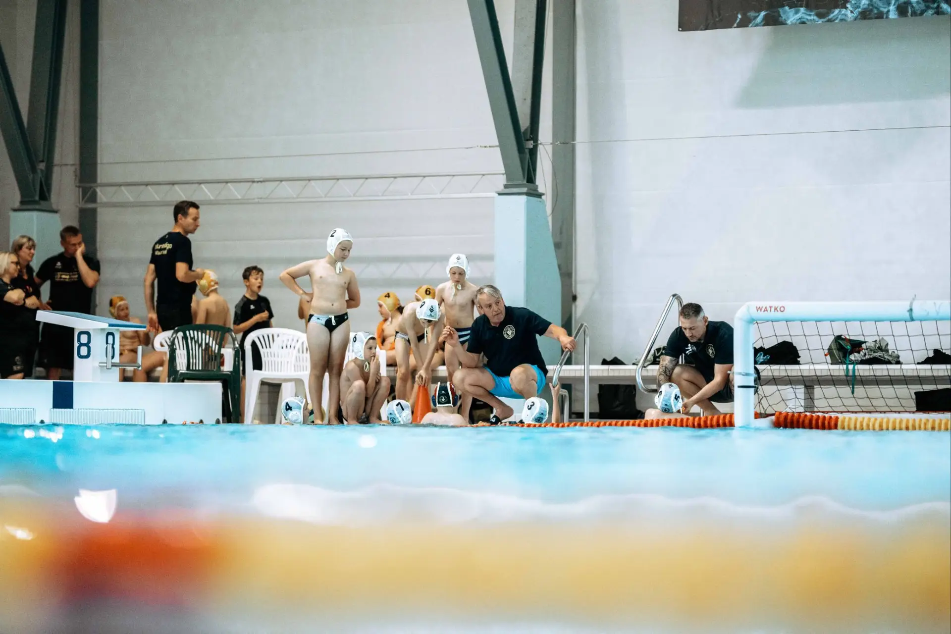 Nachwuchs-Wasserballer beim Wasserfloh-Cup mit ihren Trainern am Beckenrand