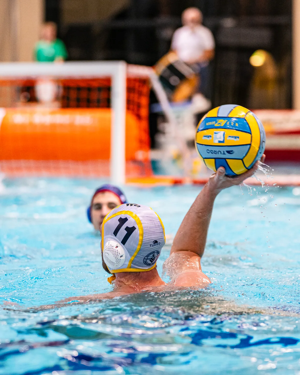 SVV-Wasserballer beim Wurf aufs Tor in der Bundesliga
