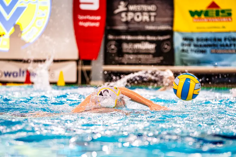 SVV-Wasserballer schwimmt zum Ball — Heimspiel im Stadtbad Plauen