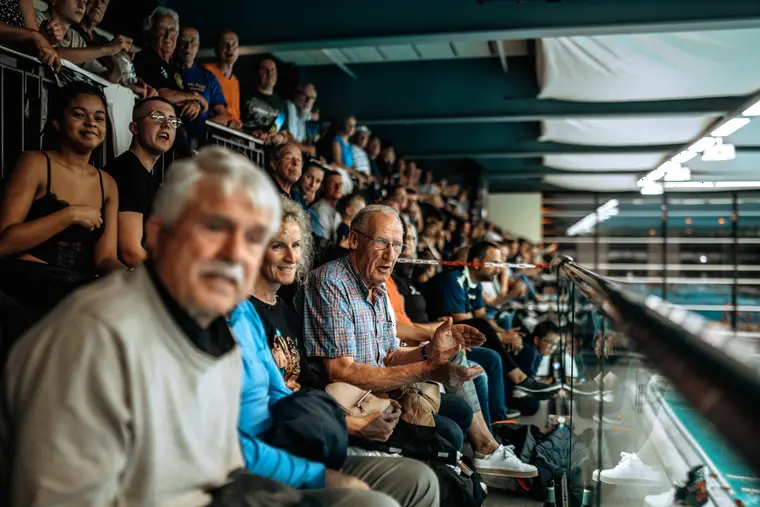 Fans am Beckenrand verfolgen das Heimspiel
