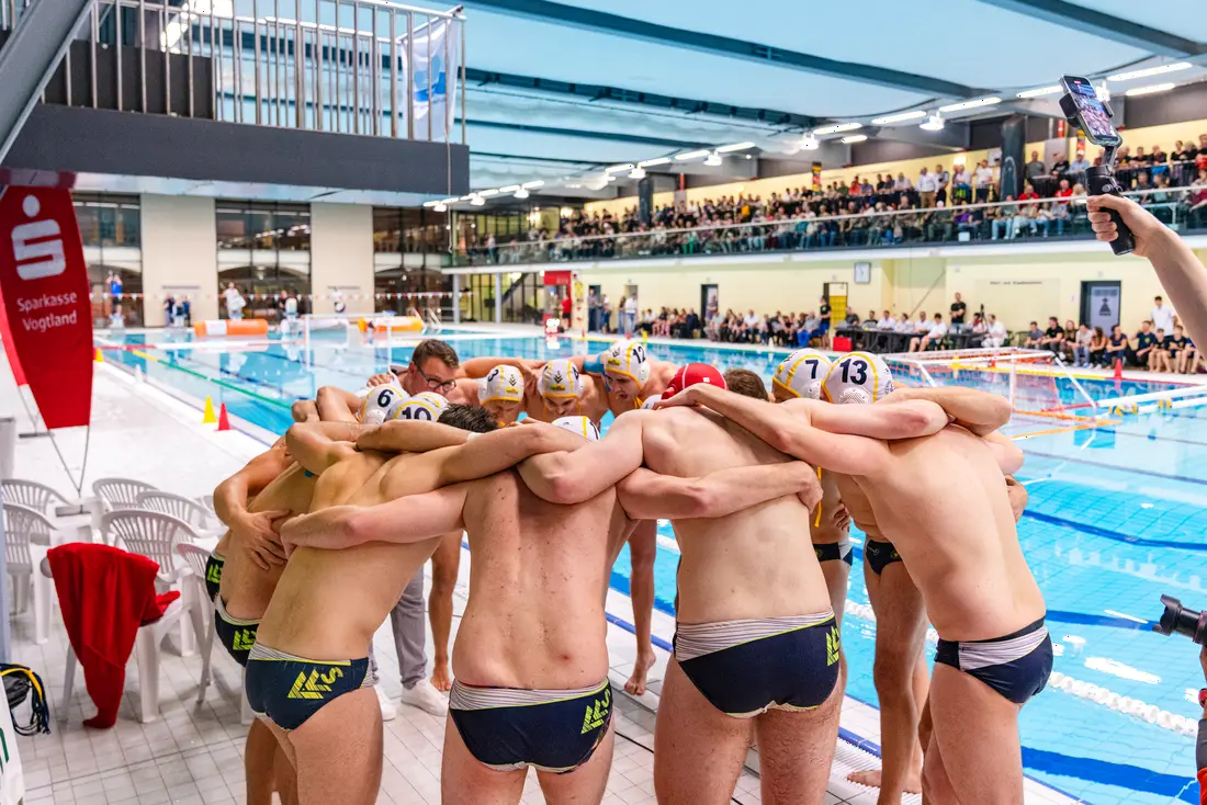 Mannschaftskreis der SVV-Wasserballer vor dem Heimspiel im Stadtbad Plauen