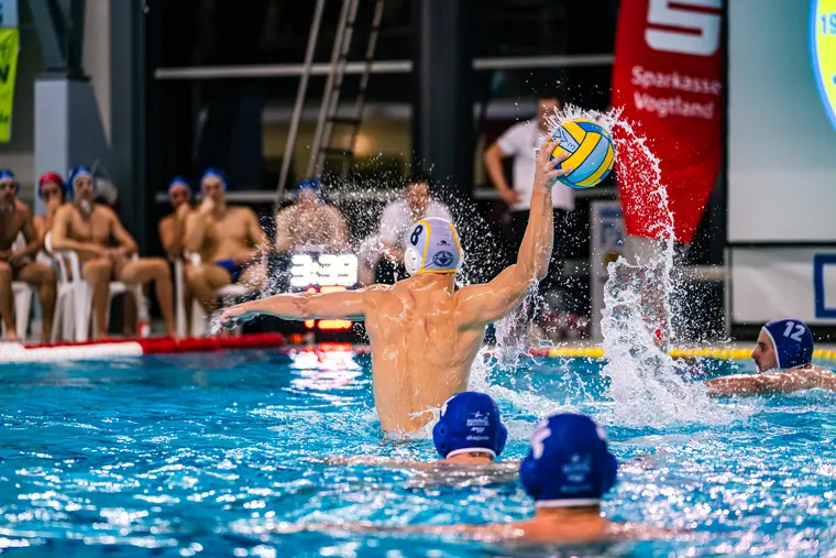 SVV-Wasserballer reckt den Ball zum Wurf im Heimspiel gegen Würzburg