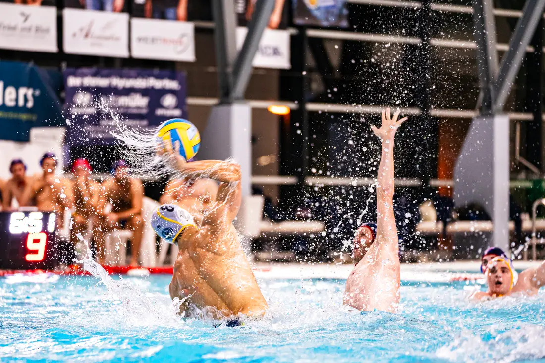SVV-Wasserballer reckt den Ball zum Wurf gegen die Abwehr — Auswärtsspiel