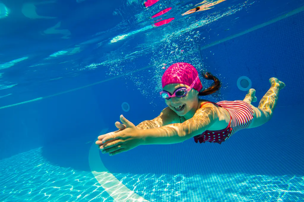 Kind beim Schwimmkurs