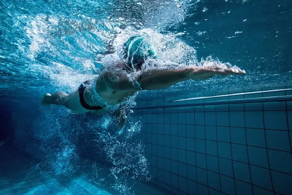 Schwimmer des SVV Plauen im Becken des Stadtbads